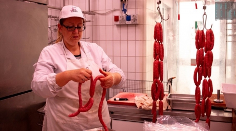 Quel rito tutto barese di mangiare la salsiccia cruda: «Ma oggi bisogna stare attenti»